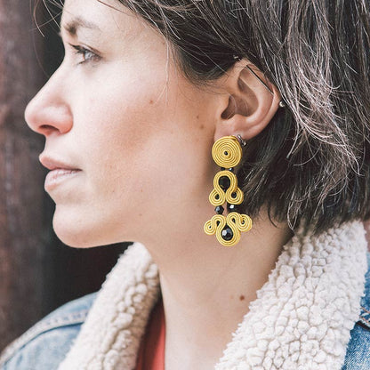 pendientes versalles mostaza qordatta