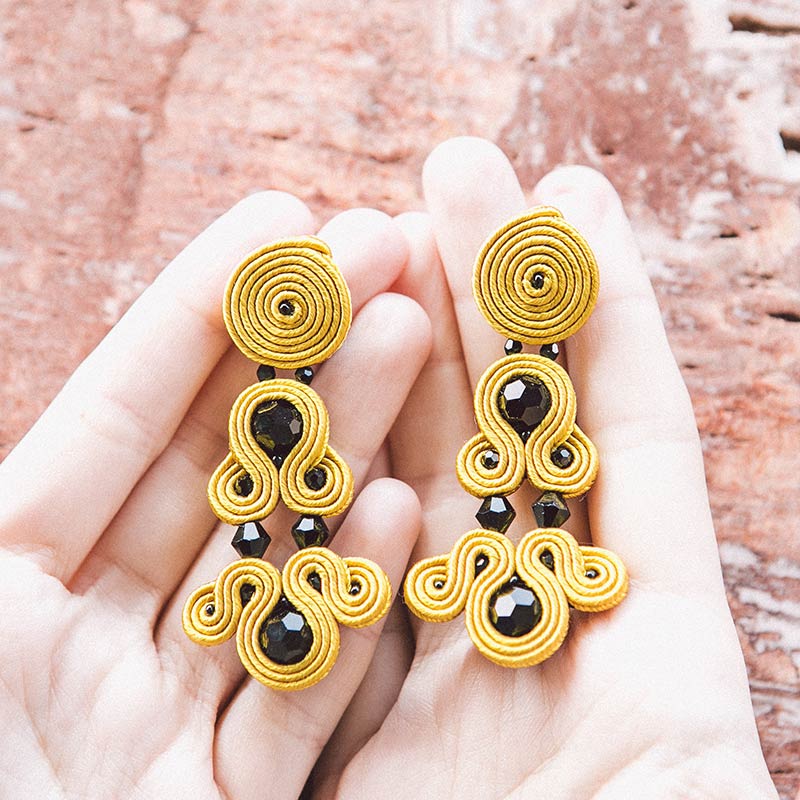 pendientes versalles mostaza qordatta
